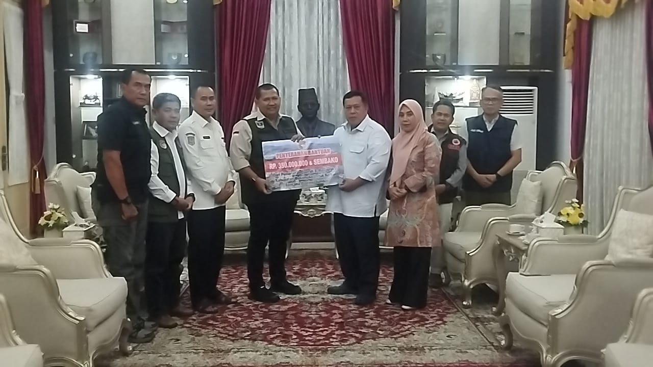 Bupati Mukomuko Salurkan Bantuan Bencana ke Sumatera Barat 